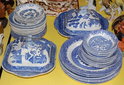 Lot 330 - A collection of assorted blue printed willow...