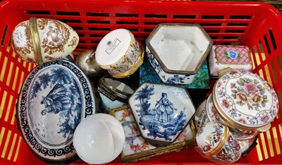 Lot 478 - A collection of assorted trinket boxes to...