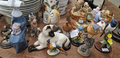 Lot 559 - A collection of assorted ceramic and composite...