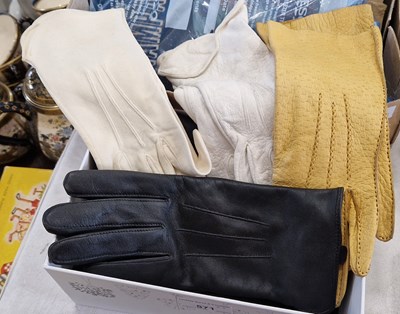 Lot 571 - A collection of five pairs of vintage ladies...