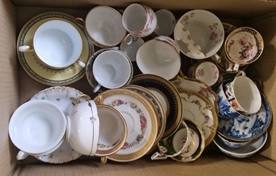 Lot 579 - Box - assorted tea ware.