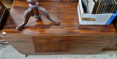 Lot 922 - An early 19th century mahogany drop-leaf...