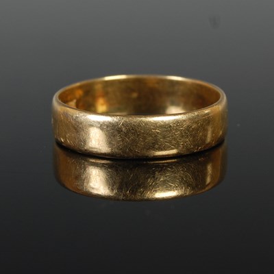 Lot 46 - An 18ct gold wedding ring, inscribed 'Lucky'...