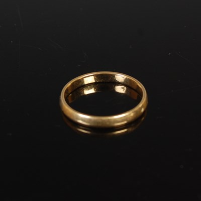 Lot 55 - A yellow metal wedding ring, stamped '18',...