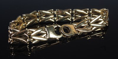 Lot 56 - A yellow metal bracelet, stamped '375', 18.9...