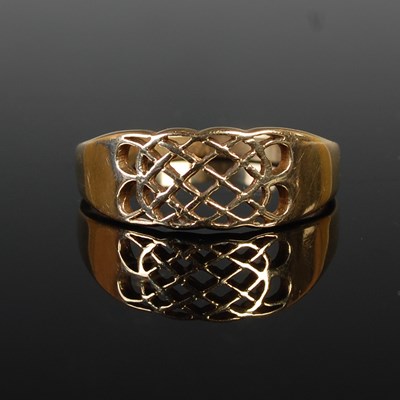 Lot 57 - A 9ct gold Celtic style gentlemans ring,...