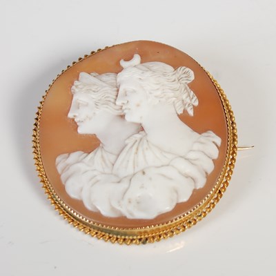 Lot 76 - A yellow metal mounted oval cameo brooch,...