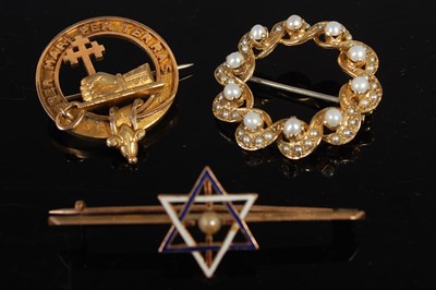 Lot 78 - Three brooches to include a 9ct gold and split...