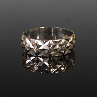 Lot 91 - An 18ct white gold ring, size L, 3.7 grams.