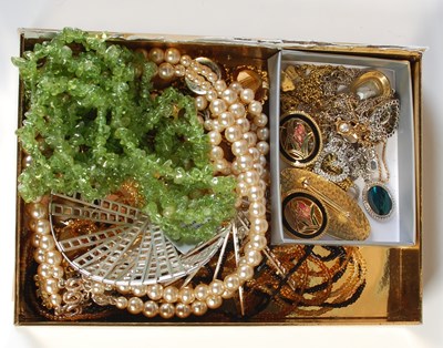 Lot 99 - A box of assorted costume jewellery, necklaces,...