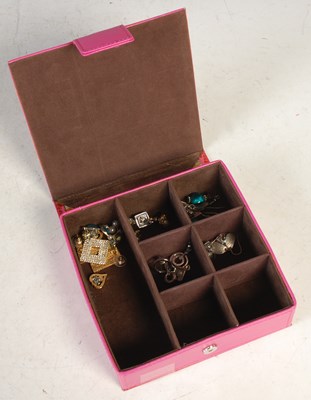 Lot 104 - A box containing a collection of assorted...