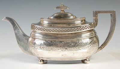 Lot 118 - A George III silver teapot, London 1808,...