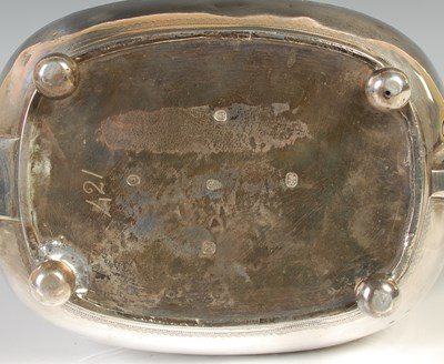 Lot 118 - A George III silver teapot, London 1808,...