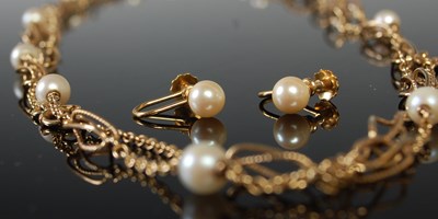 Lot 200 - A 9ct gold and pearl necklace, gross weight 10....