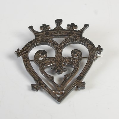 Lot 206 - An Edinburgh silver Luckenbooth type brooch,...