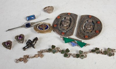 Lot 223 - A collection of assorted jewellery to include...