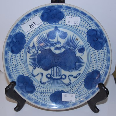 Lot 253 - A Chinese blue and white porcelain plate/ dish,...