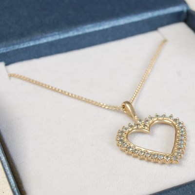 Lot 263 - A 9ct gold alexandrite heart shaped pendant...