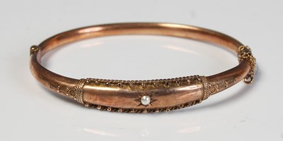 Lot 268 - A 9ct gold and split pearl hinged bangle,...