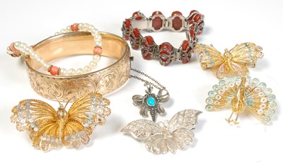 Lot 278 - A collection of assorted jewellery to include...