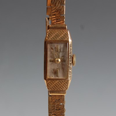 Lot 279 - A vintage ladies 9ct gold cased wristwatch...