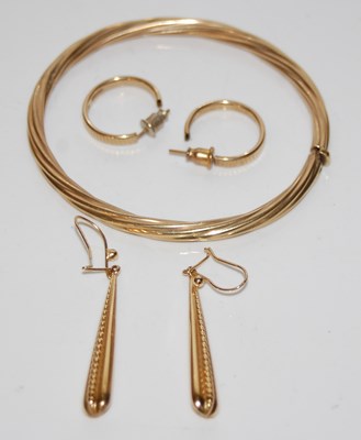 Lot 302 - A group of yellow metal jewellery comprising...