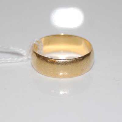 Lot 309 - An 18ct gold ring, size O 1/2, 5 grams.
