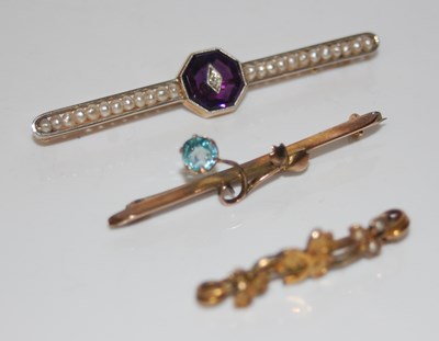 Lot 312 - A yellow and white metal, split pearl and...
