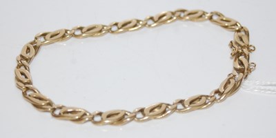 Lot 315 - A yellow metal bracelet, stamped '14k', 18.7...