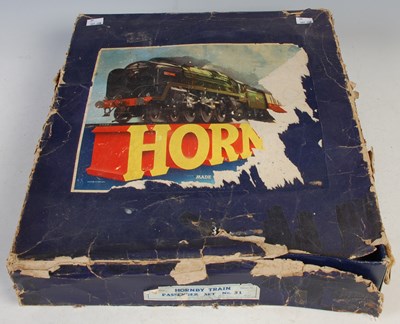 Lot 370 - A vintage boxed Hornby train passenger set, No....