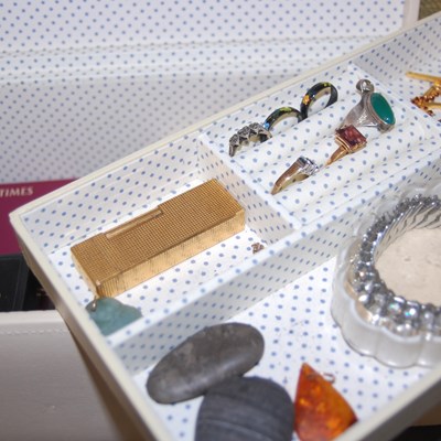 Lot 328 - A white Vicenza jewellery box containing a...