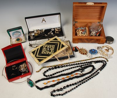 Lot 329 - A large collection of assorted costume...