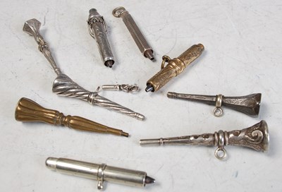 Lot 256 - A collection of ten vintage assorted watch keys.