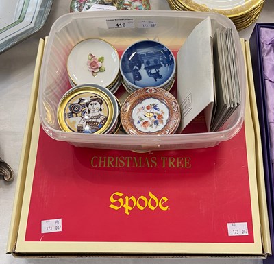 Lot 416 - A collection of ceramics to include a boxed...