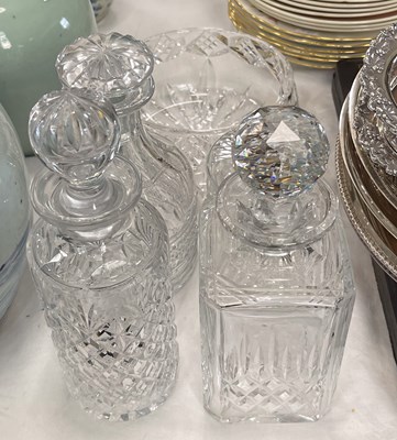 Lot 425 - A collection of glass ware to include three...