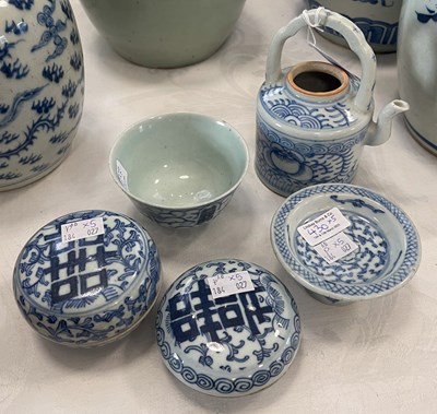 Lot 430 - A collection of Chinese blue and white...