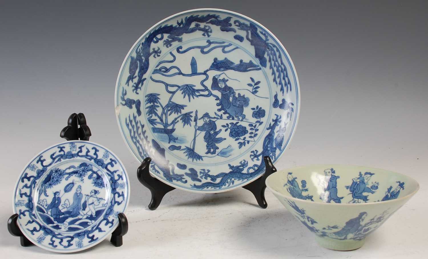 Lot 819 - Three pieces of Chinese blue and white...