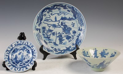 Lot 819 - Three pieces of Chinese blue and white...