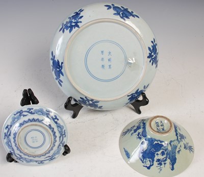 Lot 819 - Three pieces of Chinese blue and white...