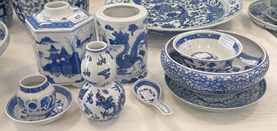 Lot 437 - A collection of ten pieces of Chinese blue and...
