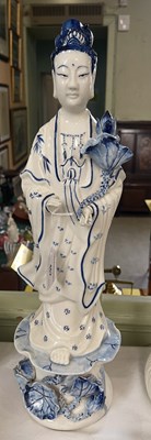 Lot 462 - A Chinese porcelain blue and white figure of...