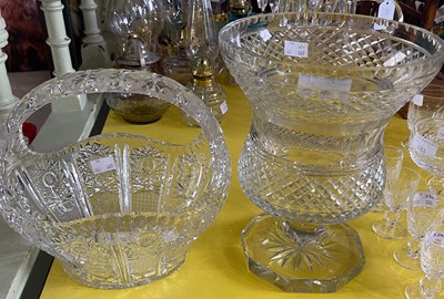 Lot 482 - A Regency style cut glass thistle shaped vase,...