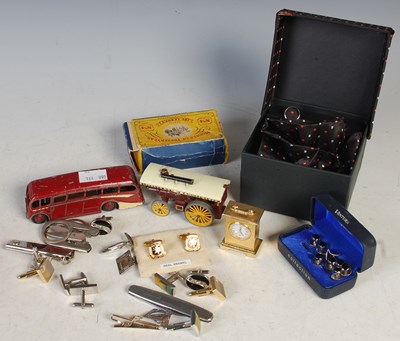 Lot 545 - Box - assorted gentlemans accessories to...