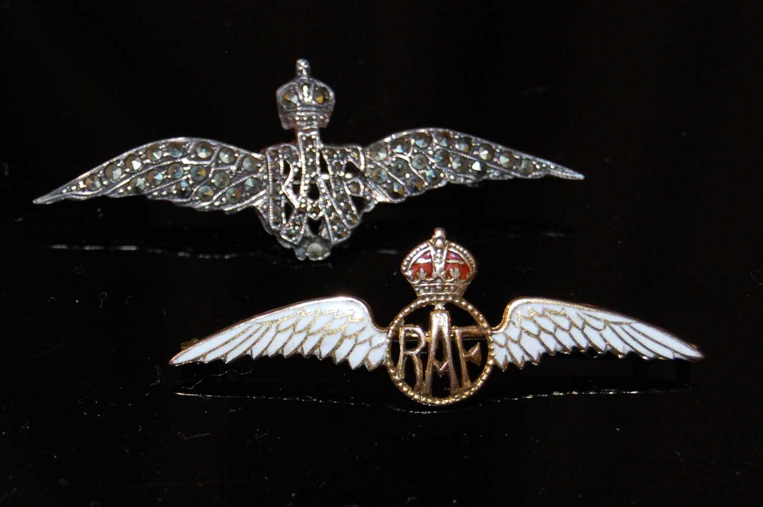 Lot 176 - A 9ct gold and enamel RAF Wings brooch,...