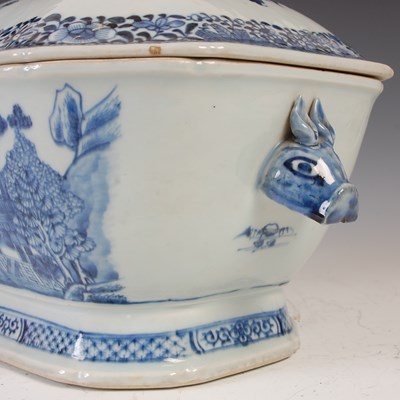 Lot 806 - A Chinese porcelain blue and white octagonal...