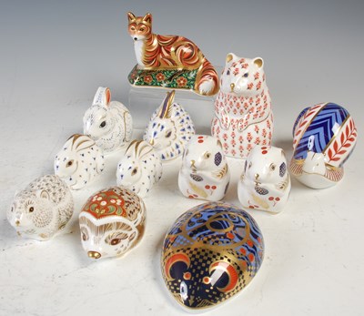 Lot 742 - A collection of twelve Royal Crown Derby gold...