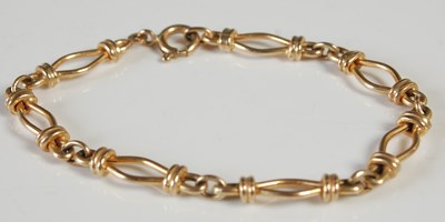 Lot 589 - A yellow metal bracelet stamped '375,...