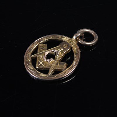 Lot 556 - A 9ct gold Masonic pendant, 2cm diameter, 3.5...