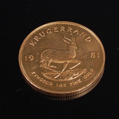 Lot 550 - A South African gold Krugerrand, dated 1981, 1...