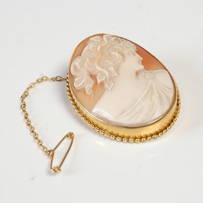 Lot 662 - A yellow metal mounted oval cameo...